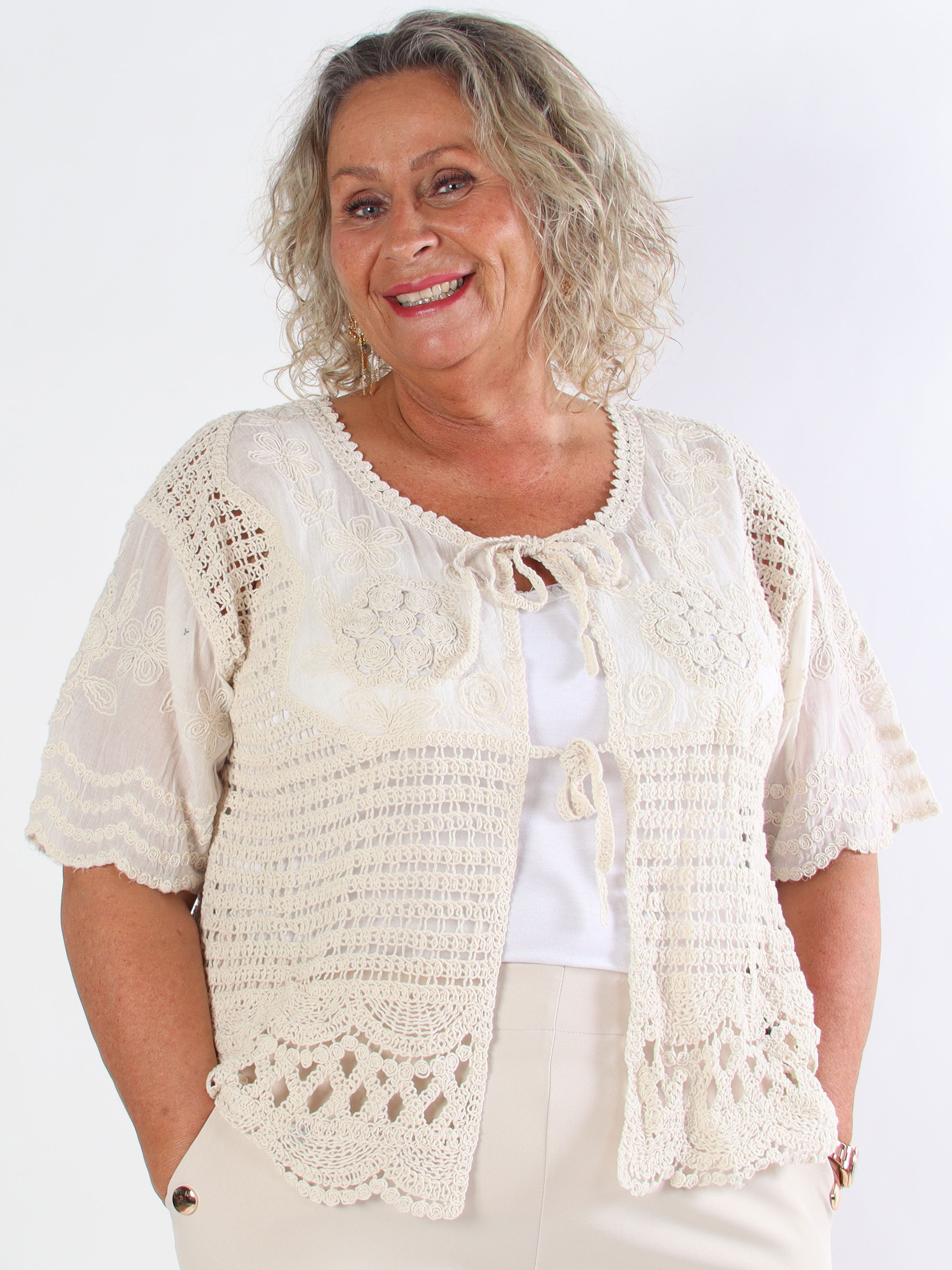 Agnes - Kort hæklet plus size cardigan i bomuld